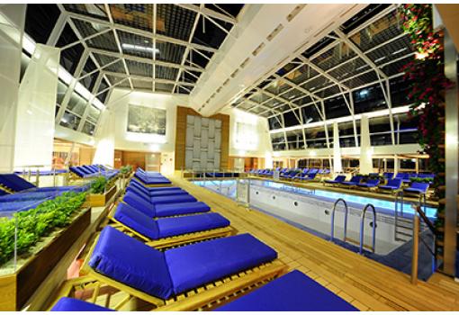 Una espectacular piscina acristalada con solarium